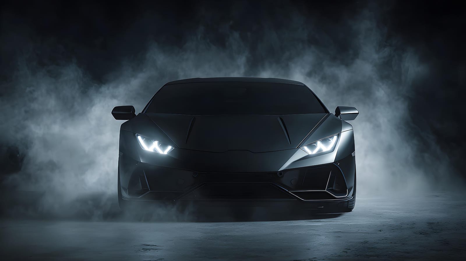 Um carro esportivo escuro com os faróis acesos em meio a fumaça.